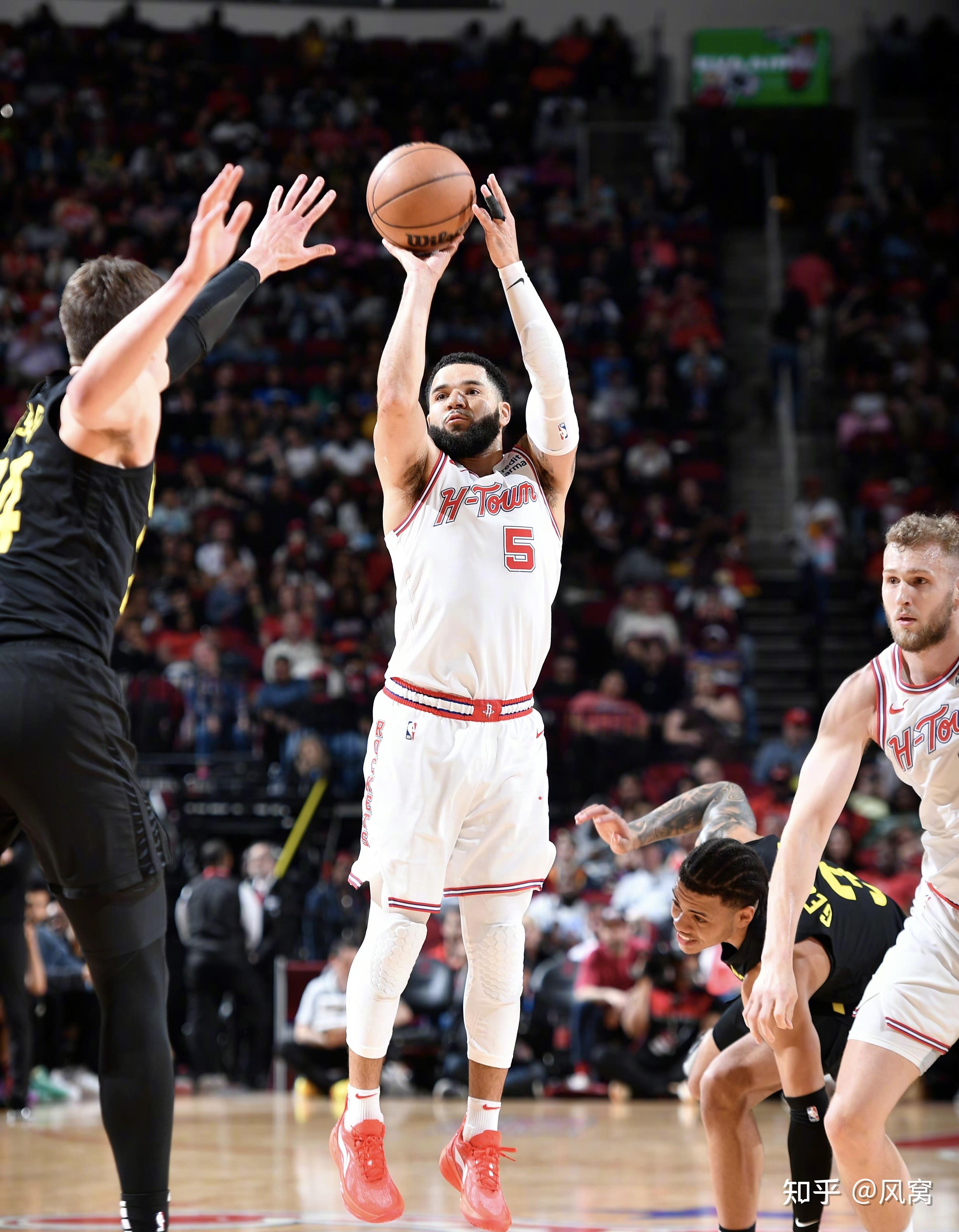 关于休斯敦火箭训练开放日，关键时刻刷新队史纪录引欢呼，NBA常规赛在即，纪律约束更严格的信息